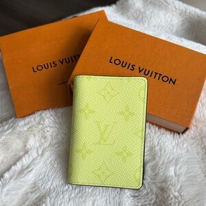 🌿 NEW Louis Vuitton Pocket Organizer – Soft Green Leather | Full Set 🌿
